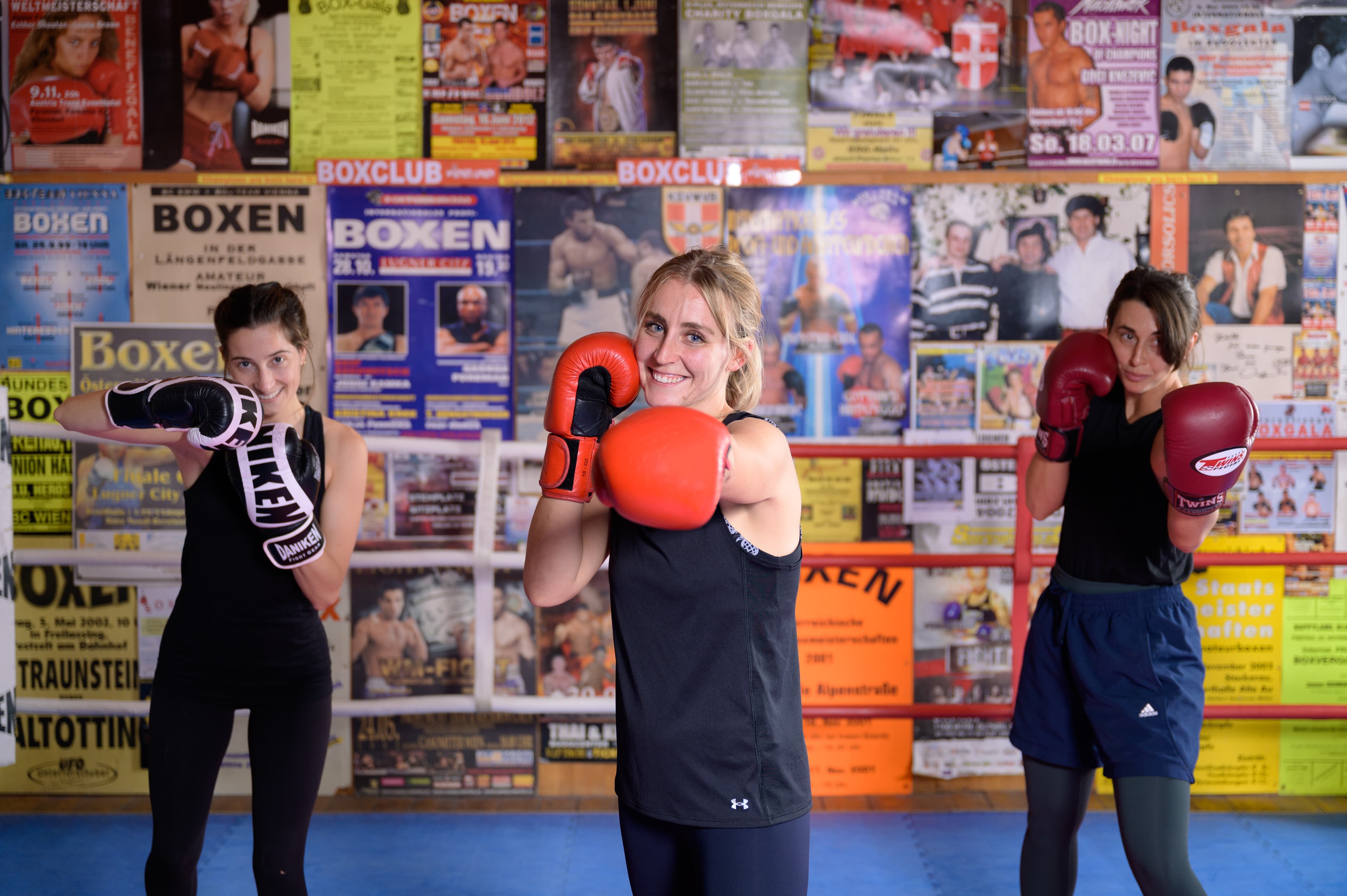 3 Frauen posieren mit Boxhandschuhen